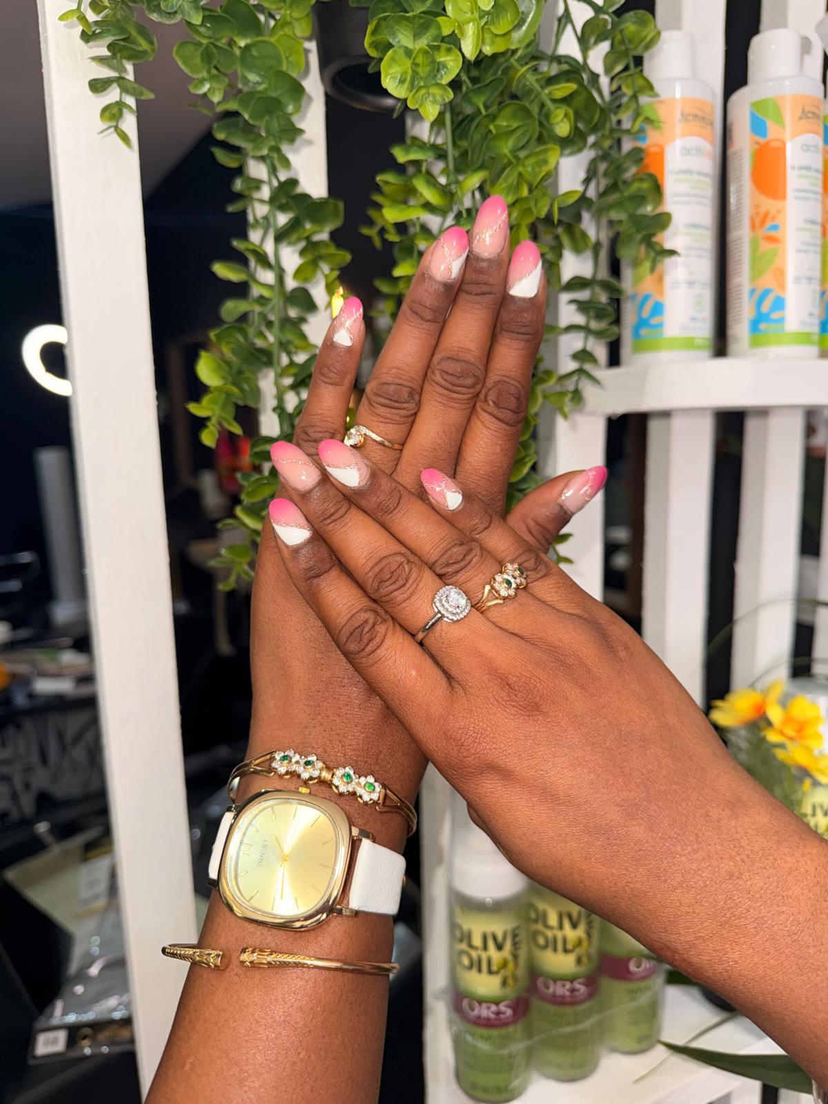 Réalisation onglerie — vernis bleu pastel nacré