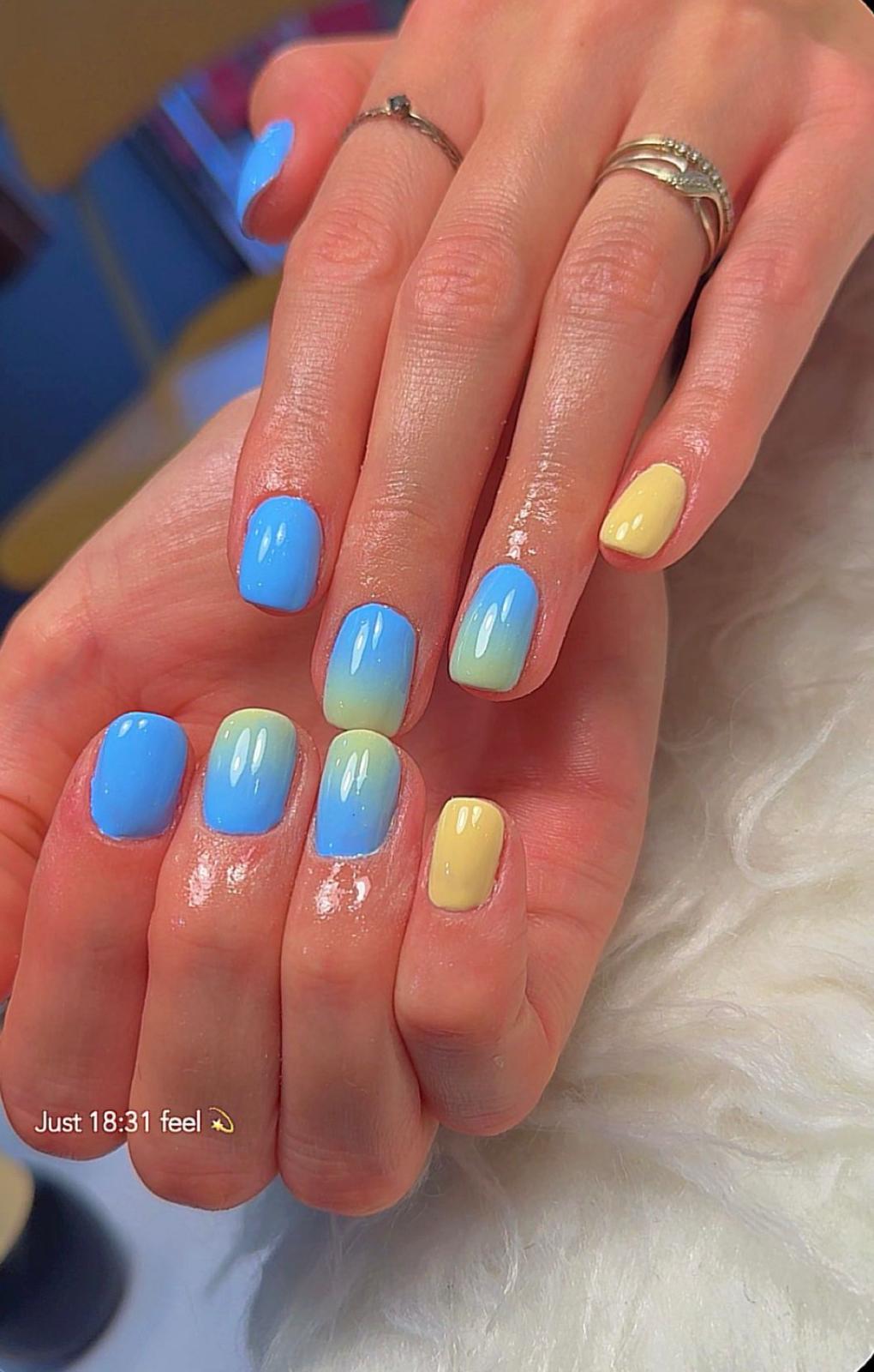 Réalisation onglerie — nail art fleurs blanches et dorées
